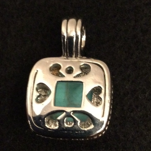 Pendant silver tone with turquoise colored center - Picture 2 of 3
